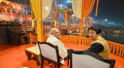 The Prime Minister, Shri Narendra Modi and the Prime Minister of Japan, Mr. Shinzo Abe witnessing the Ganga Aarti at Dashashwamedh Ghat, in Varanasi, Uttar Pradesh on December 12, 2015.
